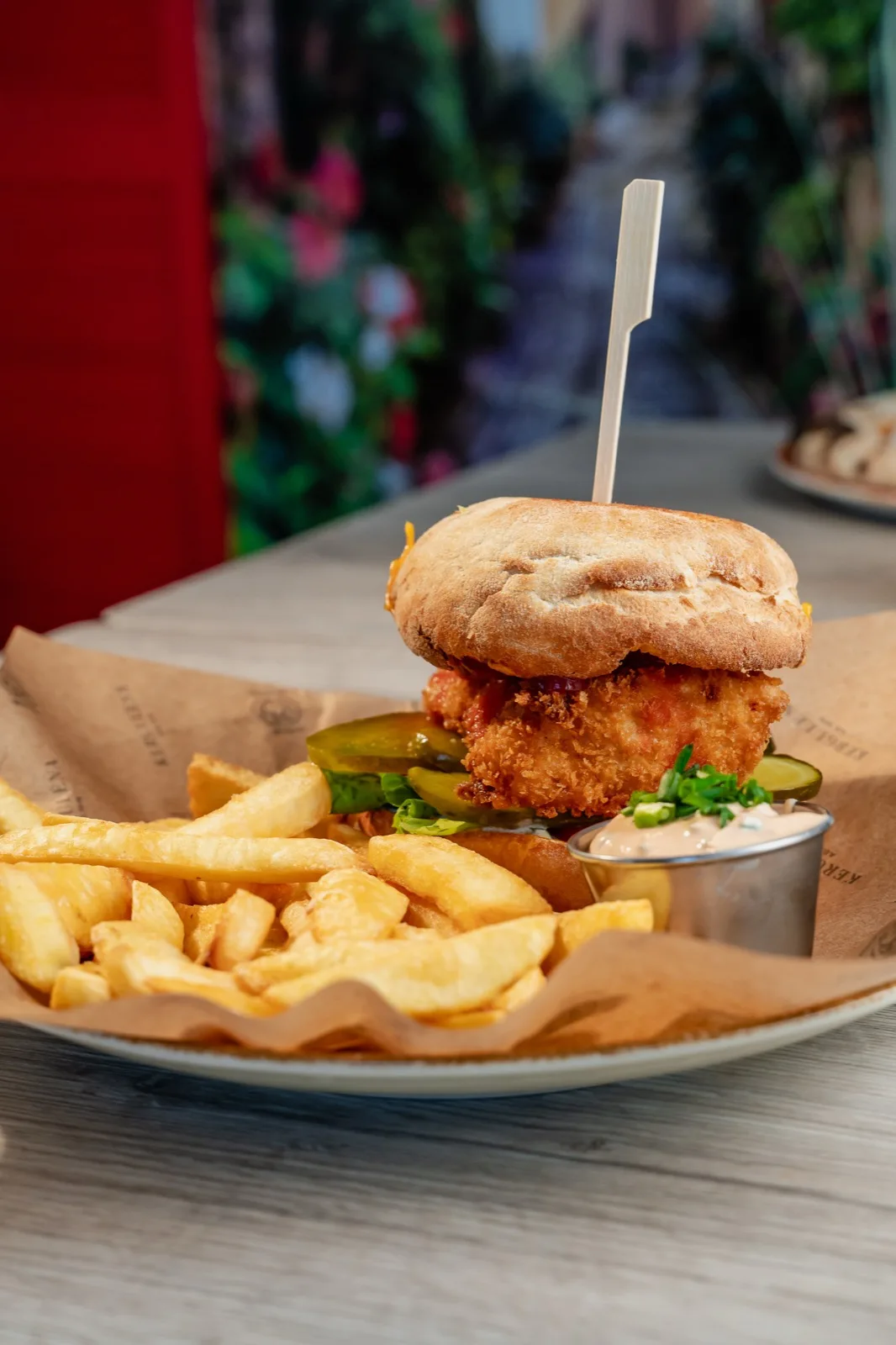 KerBurger z polędwicą z dorsza i domowym sosem tatarskim — Kergulena Niechorze