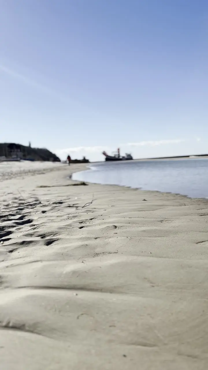 Plaża Niechorze, kuter rybacki i latarnia w tle